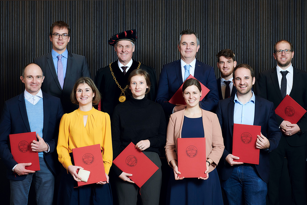 Neun Personen erhielten am Dies academicus 2019 einen akademischen Preis. Hinten v.l.n.r.: Dr. Oliver Felix Biner, Rektor Prof. Dr. Christian Leumann, Prof. Dr. Ignas Snellen, Dr. Clau Dermont, Prof. Dr. Thomas Frölicher. Vorne v.l.n.r.: Prof. Dr. Franck Forterre, Prof. Dr. Caroline Frey, Dr. Cristina Höhener, Dr. Nora Merete Gerhards, Simon Scheurer. © Universität Bern / Bild: Manu Friederich