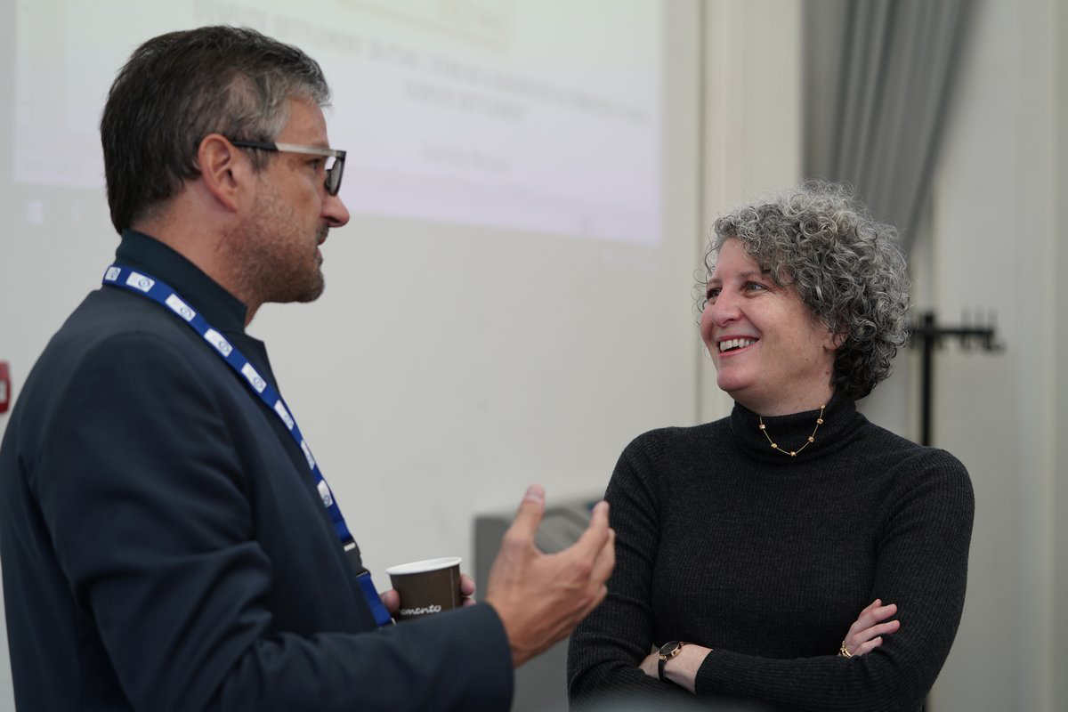 Manfred Elsig, Professor für Internationale Beziehungen und stellvertretender Direktor des World Trade Institute der Universität Bern, im Gespräch mit Podiumsteilnehmerin Prof. Karen Alter, Northwestern University, USA. © SNIS