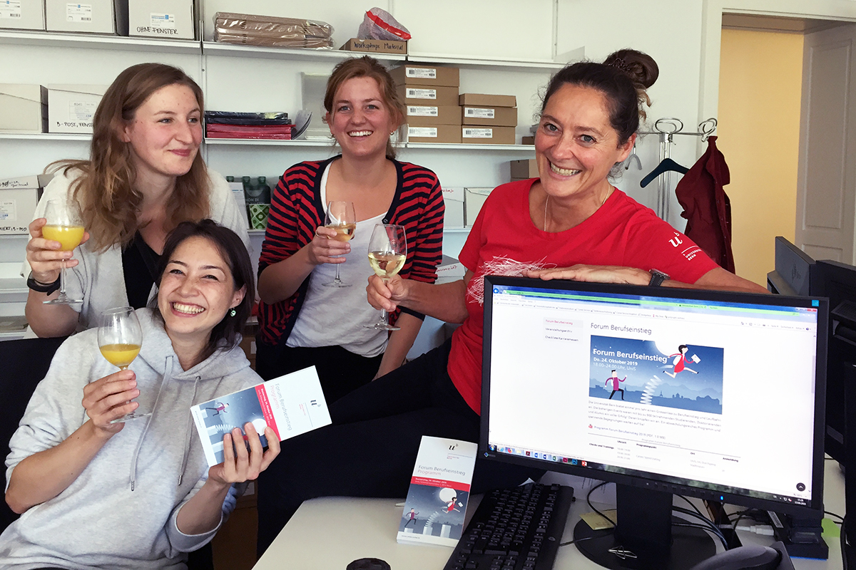 Es kann losgehen! Das Projekt-Team «Forum Berufseinstieg» feiert die neue Website und das druckfrische Programm. V.l.n.r.: Marianne Ochs, Ya-Jün Kräuchi, Fabienne Berli, Caroline Schmid. Bild : zvg.