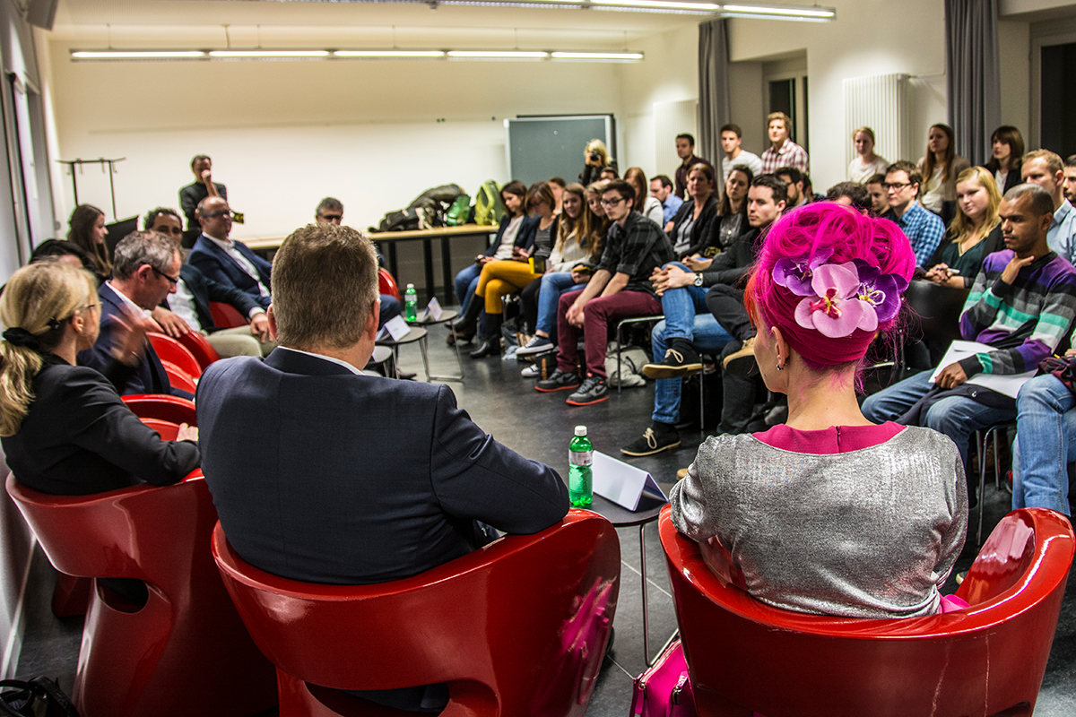 Talkrunden sind nur ein Programmteil am «Forum Berufseinstieg» in der UniS. © Universität Bern / Bild: Ramon Lehmann