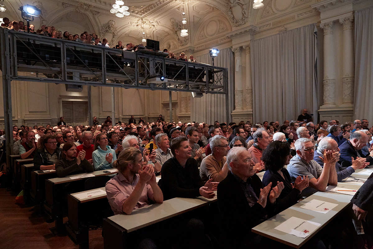 Bei der ersten von drei Einstein Lectures 2019 war in der Aula jeder Platz besetzt. © Universität Bern / Bild: Annette Boutellier