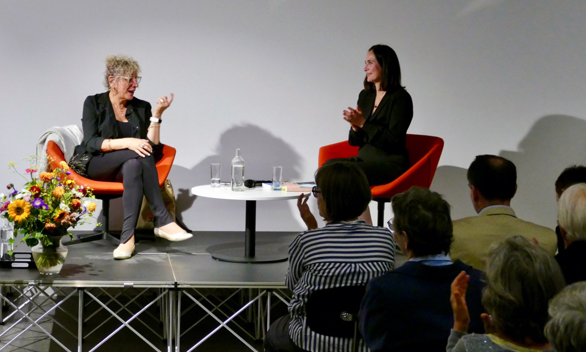 Lizzie Doron (Dürrenmatt Gastprofessorin) im Gespräch mit Dr. Naomi Lubrich (Direktorin Jüdisches Museum der Schweiz). Foto © Vera Jordi, Universität Bern