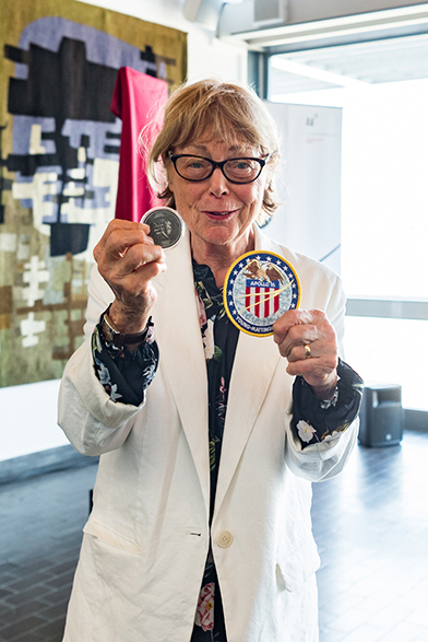 Carmen Geiss, die Frau von Johannes Geiss, mit dem Geschenk von Charlie Duke.