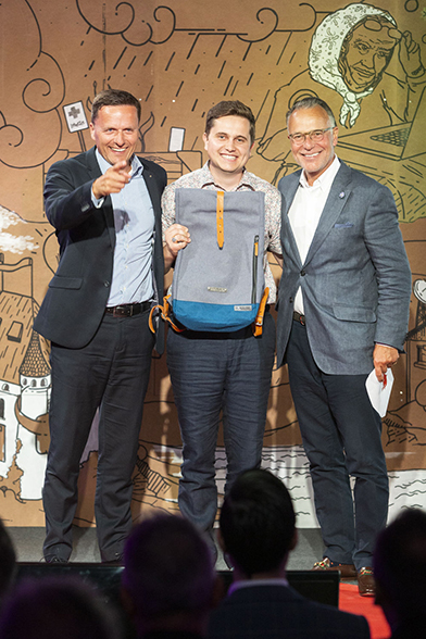 Der Gewinner des diesjährigen Wunsch-Schloss, Christian Siegenthaler, freut sich über den ersten Preis während der Preisverleihung am Dienstag, 18. Juni 2019 auf dem Schloss Thun.