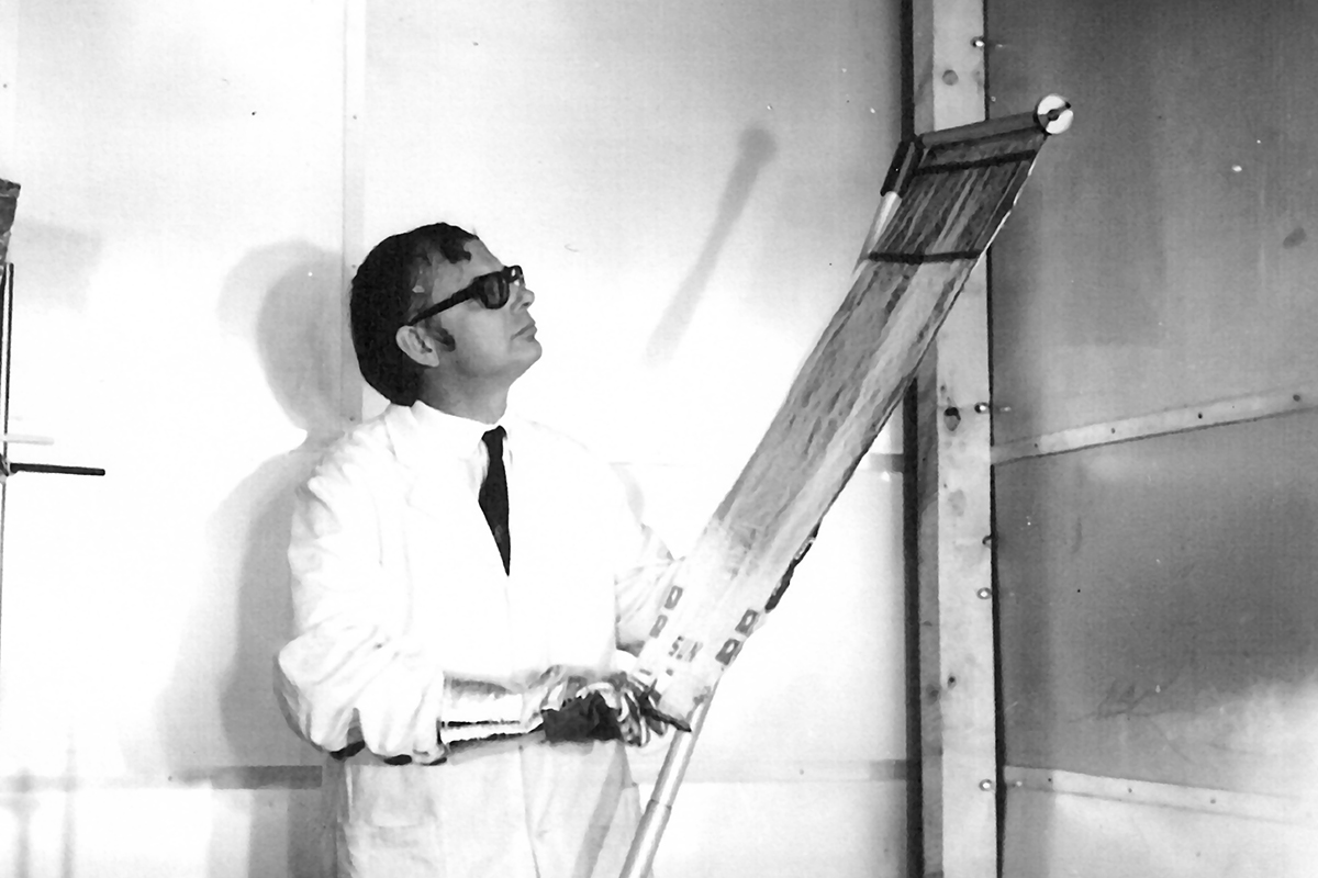 Johannes Geiss testet 1971 in der Klimakammer der Firma Contraves des Funktionieren des für Apollo 16 modifizierten Sonnenwindsegels. © Universität Bern