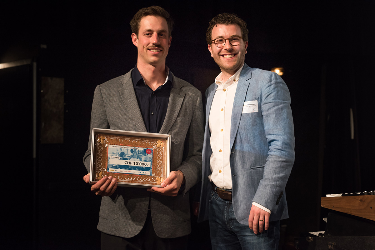 Strahlende Gewinner:  Jan Stapelfeldt und Prof. Dr. Raphael Sznitman gewinnen den mit 10'000 Franken dotierten 1. Preis.