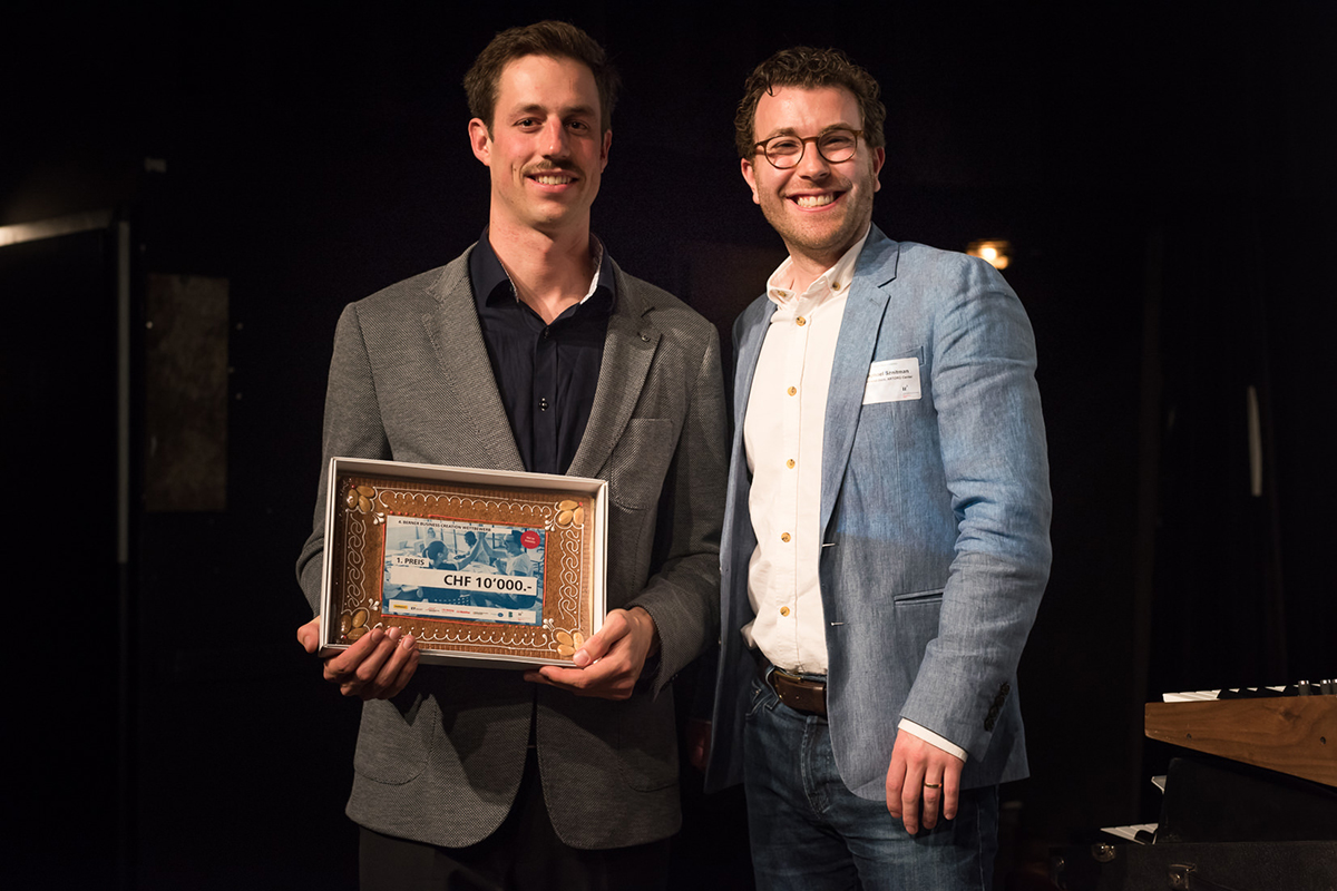 Strahlende Gewinner: Jan Stapelfeldt und Prof. Dr. Raphael Sznitman gewinnen den mit 10'000 Franken dotierten 1. Preis.