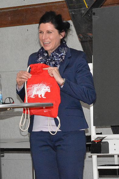 Freute sich sichtlich über das Turnseckli der Universität Bern: Moderatorin Jolanda van de Graaf. Bild: Lea Muntwyler