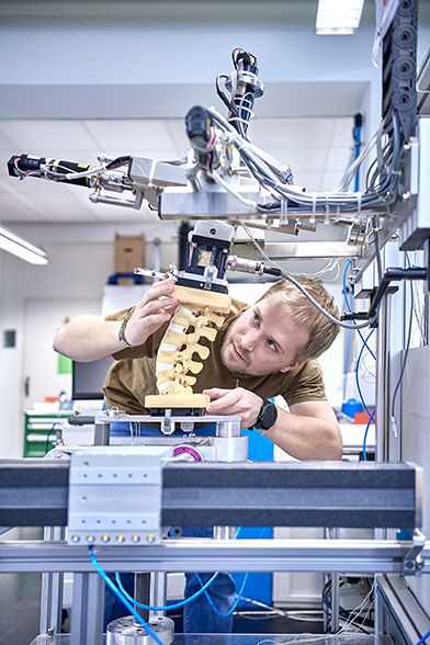 Klinische Expertise für technologische Lösungen im OP-Saal: Tests an einem orthopädischen Modell. Bild: Adrian Moser.