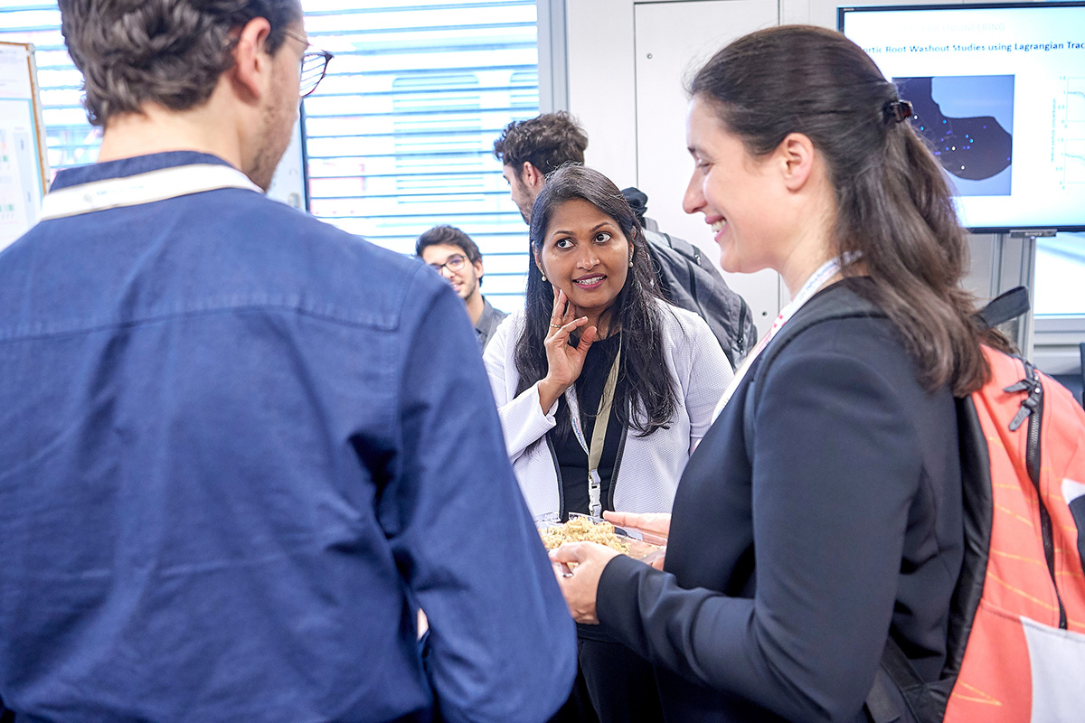 Dr. Prabitha Urwyler-Harischandra (Mitte) ist jetzt selber BME-Dozentin. Bild: Adrian Moser.