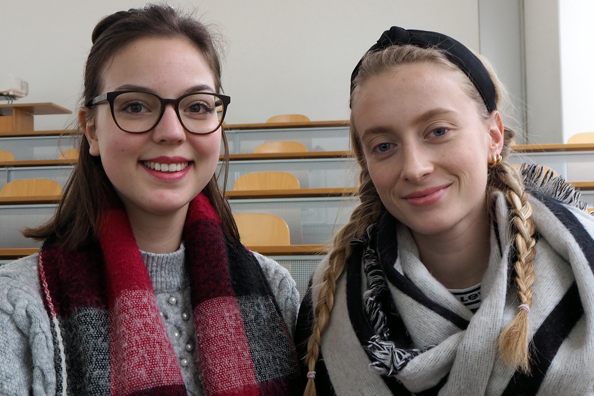 Für die Medizinstudentinnen Emilli Pantelic und Cristina Giachino ist Speed Reading eine Strategie, welche sich für die Anwendung im Studium sehr gut eignet. Bild: Hanna Schürch