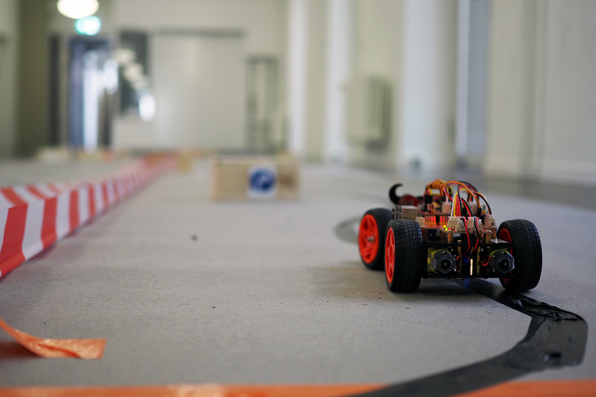 Der selbstfahrende Roboter dreht auf dem Parcours seine Runde. © Universität Bern / Bild: Ivo Schmucki