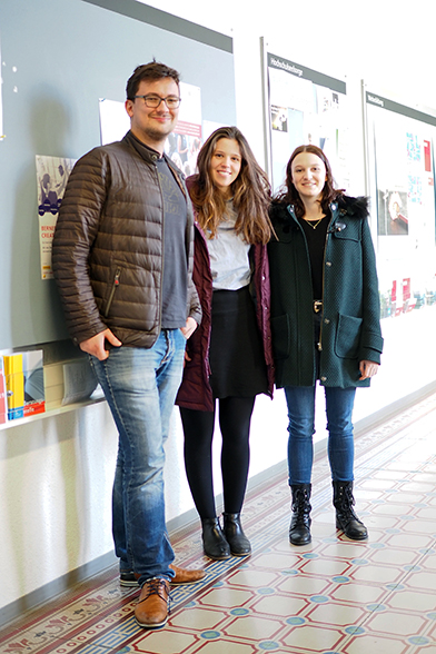 Oscar (Student Sozialwissenschaften und VWL), Saira (Studentin VWL, Geschichte und Philosophie) und Fiona (Studentin VWL und Rechtswissenschaften). © Universität Bern / Bild: Ivo Schmucki