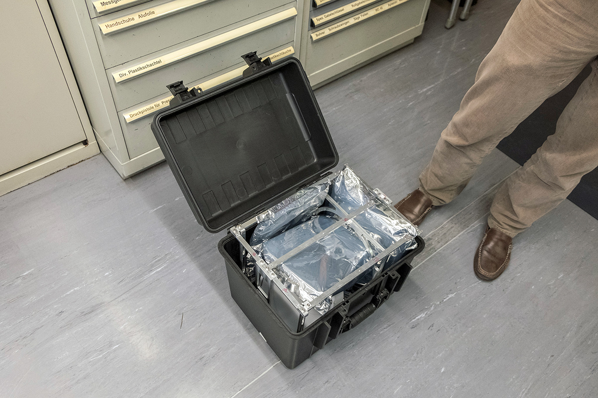 Der Koffer, in dem das Instrument mit den chinesischen Wissenschaftler nach Bern gereist ist. © Universität Bern, Bild: Vera Knöpfel