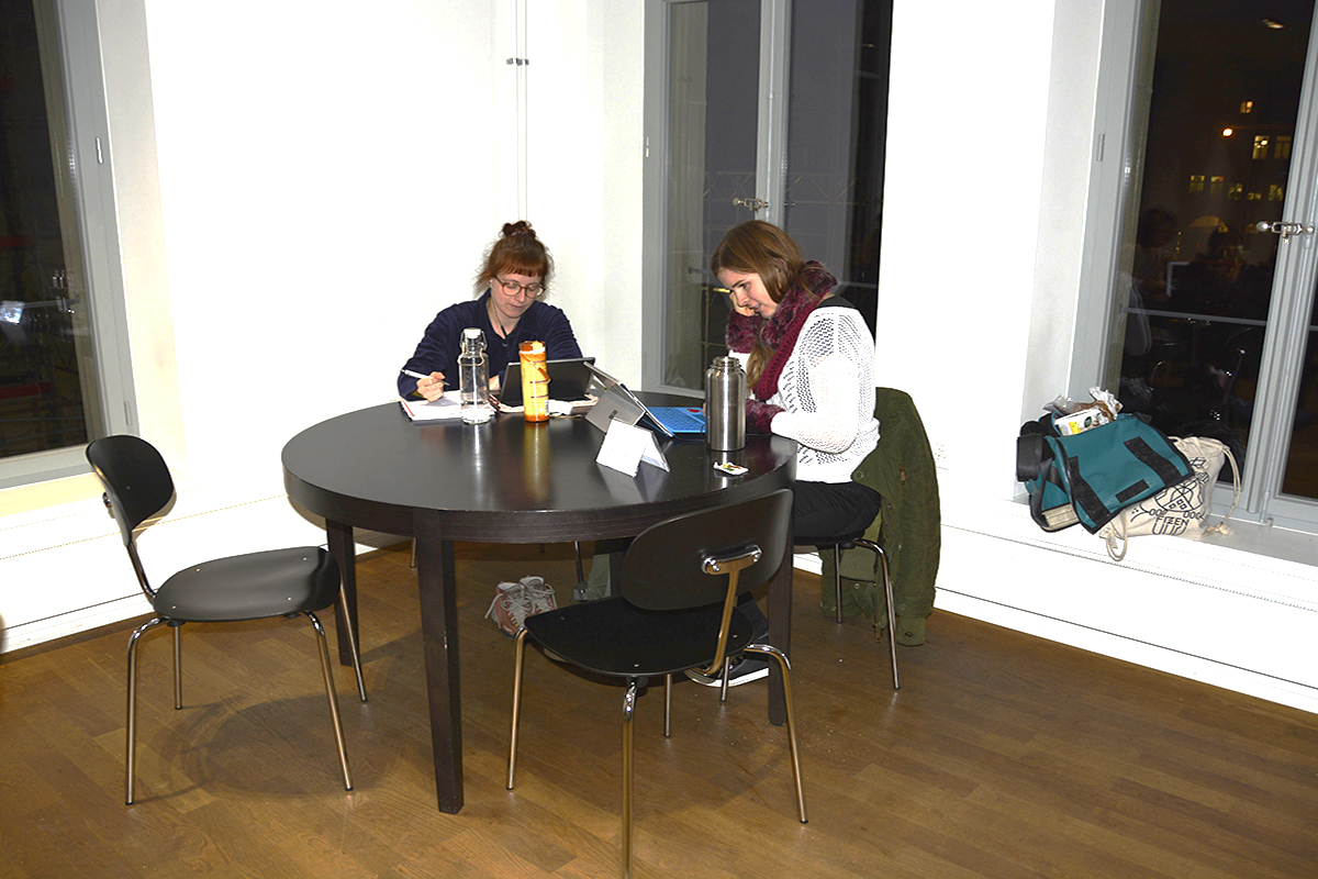Die Medizinstudentinnen Anja Schiffmann und Céline Ueltschi nutzen die verlängerten Öffnungszeiten.