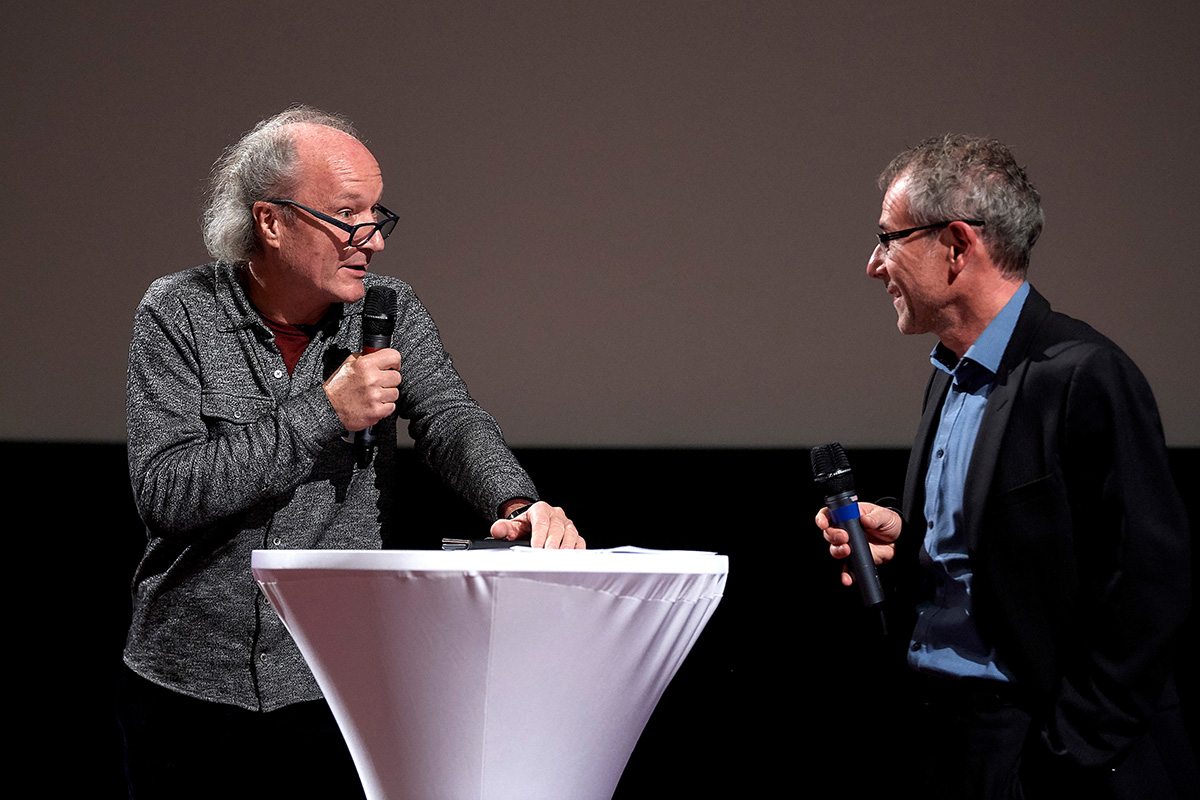 «Genesis 2.0»-Regisseur Christian Frei mit Raoul Wanger, Leiter Alumni UniBE, bei der Einführung zur Filmvorstellung am Donnerstag, 22. November 2018. © Unviersität Bern / Adrian Moser