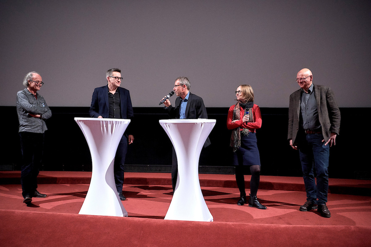 Diskutierten in der Talkrunde: Regisseur Christian Frei, Prof Dr. Gerald Heckel, Moderator Raoul Wanger, Dr. Sabine Hohl und Prof. Dr. Heinzpeter Znoj. © Universität Bern / Adrian Moser