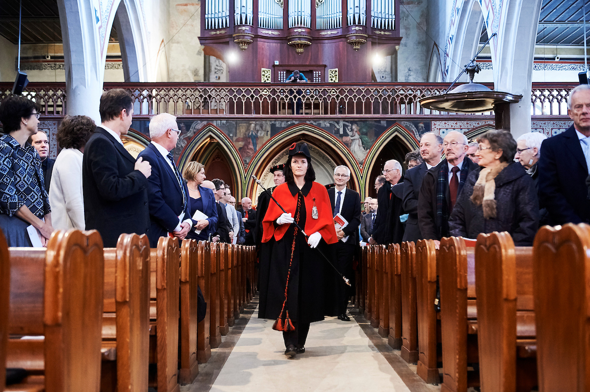 Letztes Jahr fand der Dies academicus mit dem damaligen Erziehungsdirektor Bernhard Pulver in der Französischen Kirche statt, dieses Jahr wird im Stadttheater mit der neuen Erziehungsdirektorin Christine Häsler gefeiert . © Universität Bern / Bild: Manu Friedrich