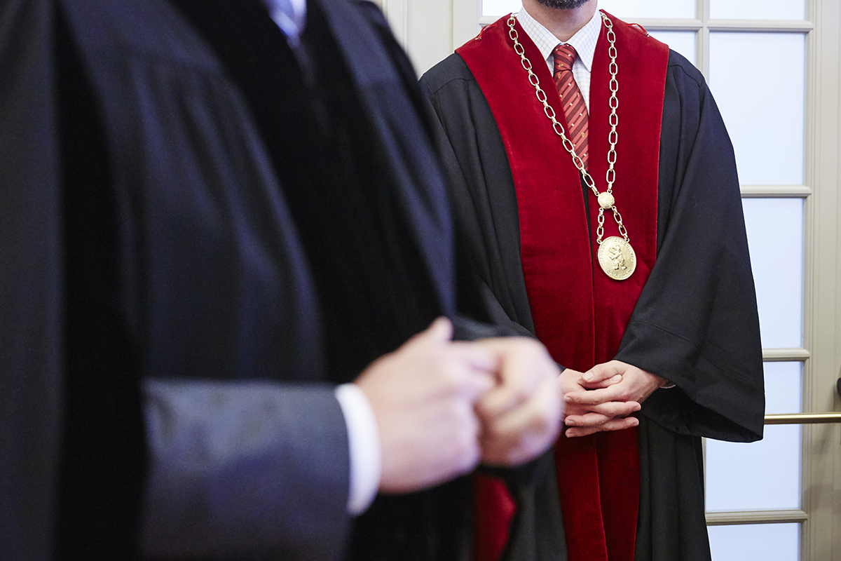 Am Dies academicus tragen die Universitätsleitungsmitglieder sowie die Dekaninnen und Dekane als Amtstracht Talare. © Universität Bern / Bild: Annette Boutellier