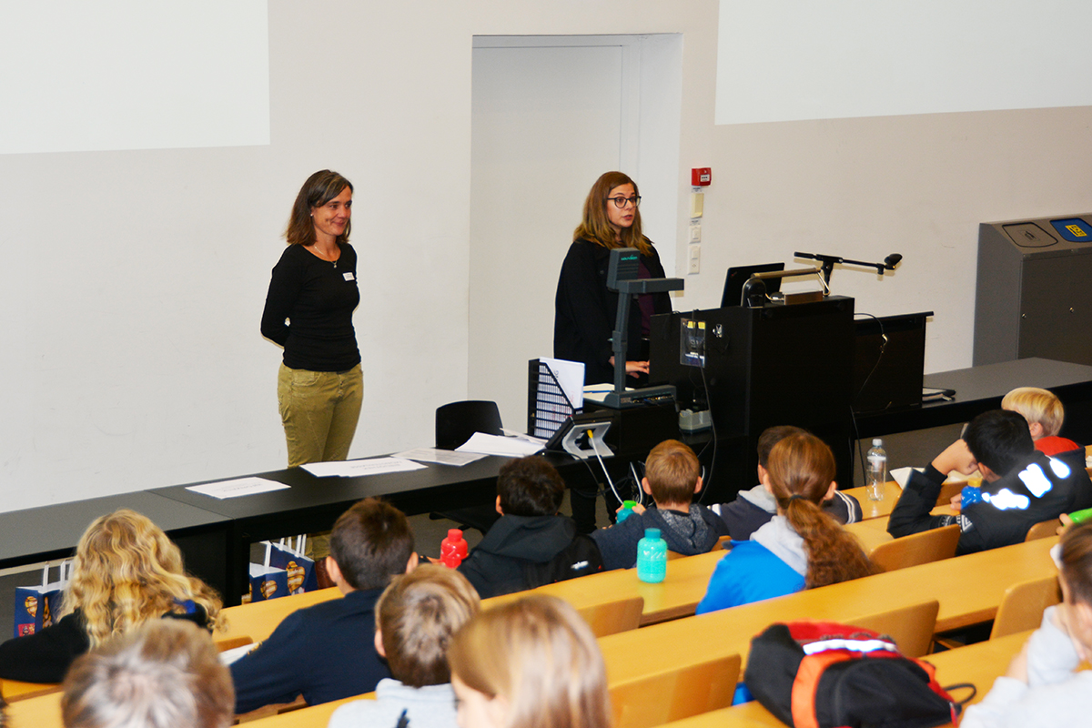 Lilian Fankhauser und Alessandra Widmer von der Abteilung für Gleichstellung (AfG) begrüssen die Kinder am Zukunftstag. Alle Bilder © Universität Bern