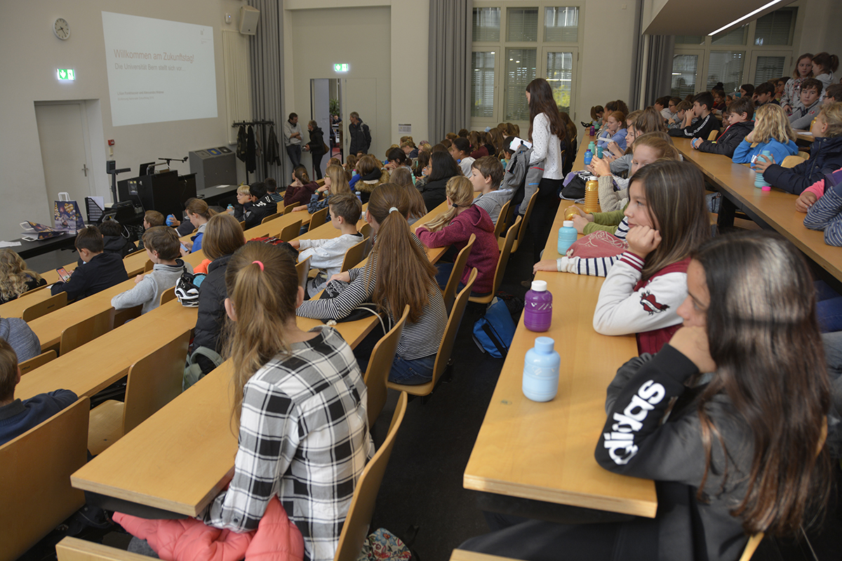 Zahlreiche Kinder besuchen die Einführung am Zukunftstag an der Uni Bern.