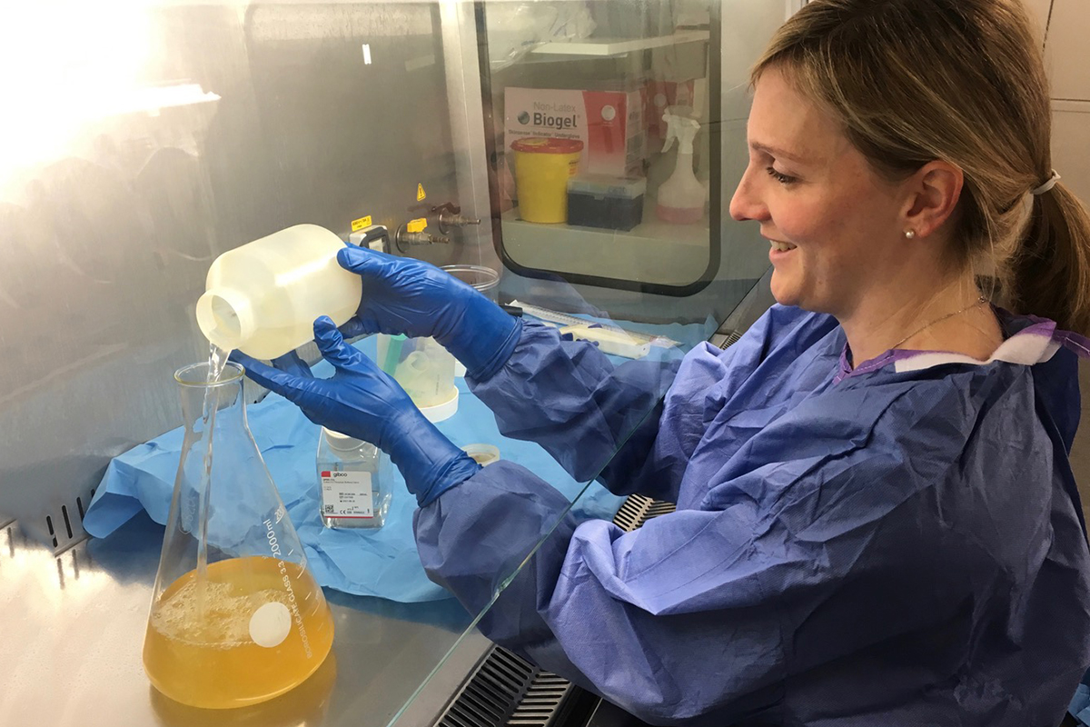 Stephanie Ganal-Vonarburg im Labor bei der Vorbereitung eines Experiments mit Bakterien. © Monica Iachizzi