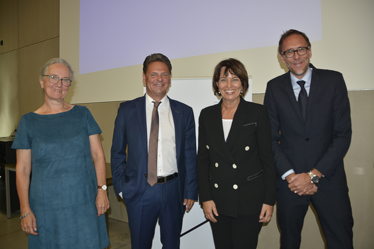 V.l.n.r.: Silvia Schroer, Vizerektorin Qualität der Universität Bern, Adrian Vatter, Doris Leuthard und Markus Freitag.