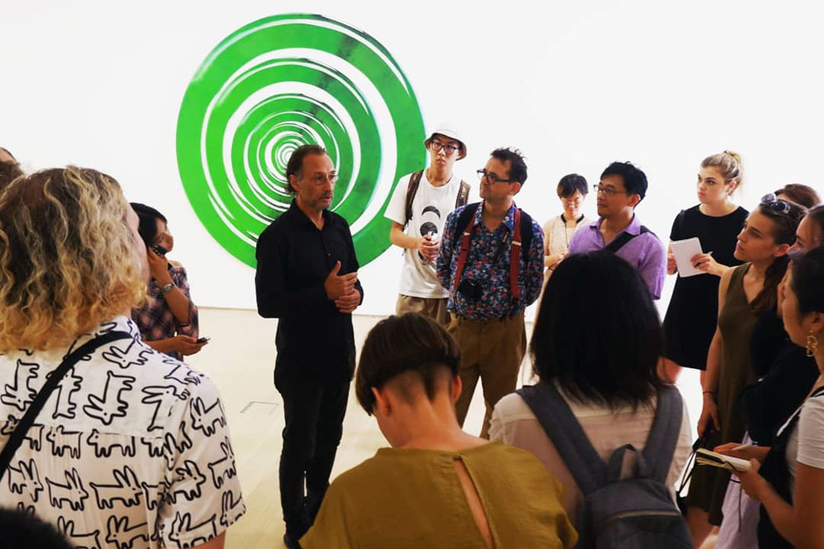 Gespräch mit dem Galeristen der Shanghart Gallery in Shanghai.