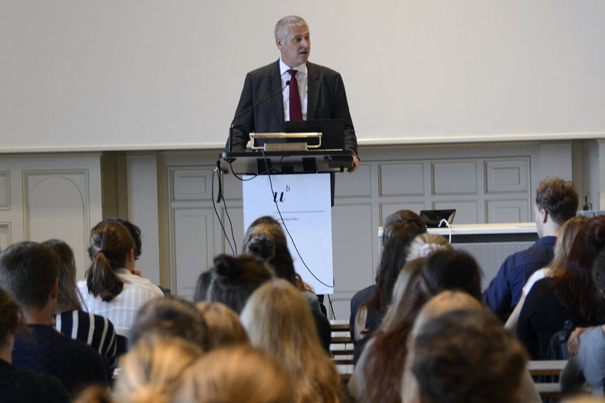 Rektor Christian Leumann begrüsst die neuen Studierenden Alle Bilder: © Universität Bern