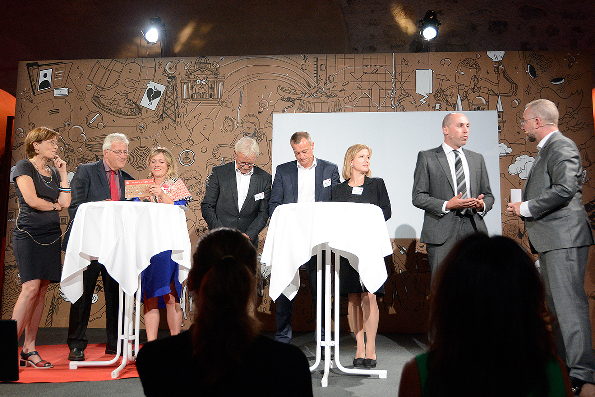 Der Moderator Patrick Rohr mit dem Politbeirat des Wunsch-Schloss: Regula Rytz, Hans Stöckli, Kathrin Bertschy, Beat Vonlanthen, Martin Landolt, Christa Markwalder, Manfred Bühler und Moderator Patrick Rohr (v.l.n.r)