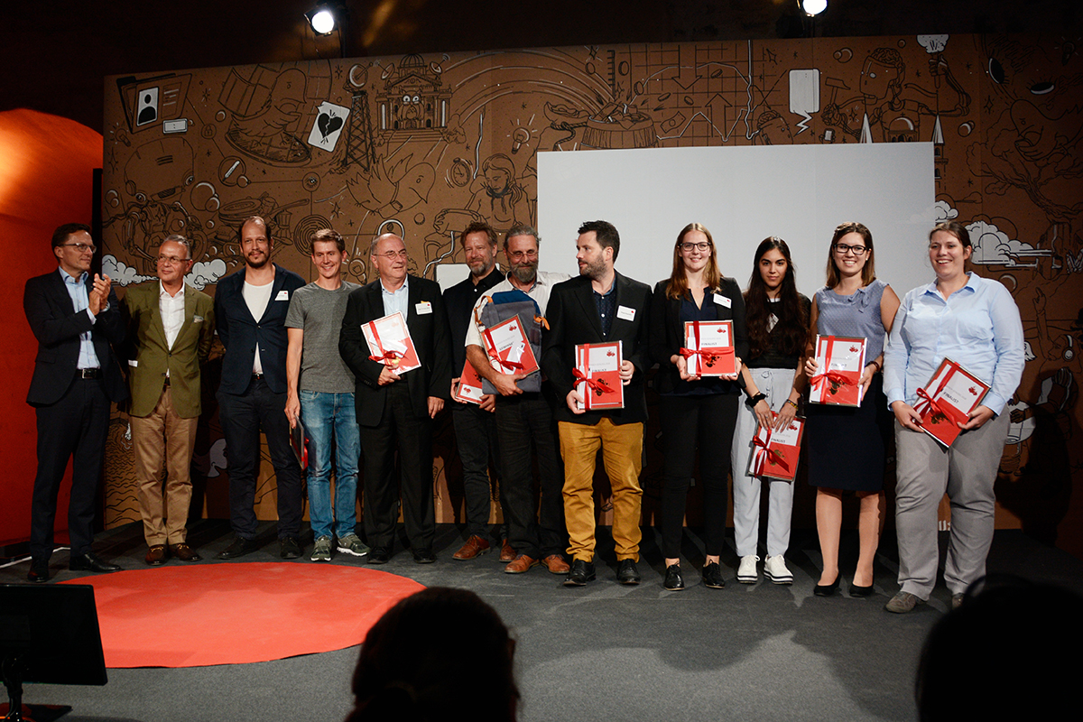 Die zehn Finalistinnen und Finalisten sowie Andreas Gerber vom SVC und Jobst Wagner vom StrategieDialog21.