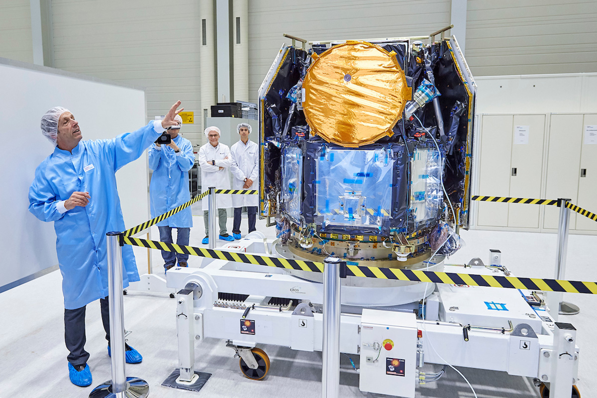 Willy Benz mit dem fertig zusammengebauten Satelliten. Bild: Universität Bern / Adrian Moser.