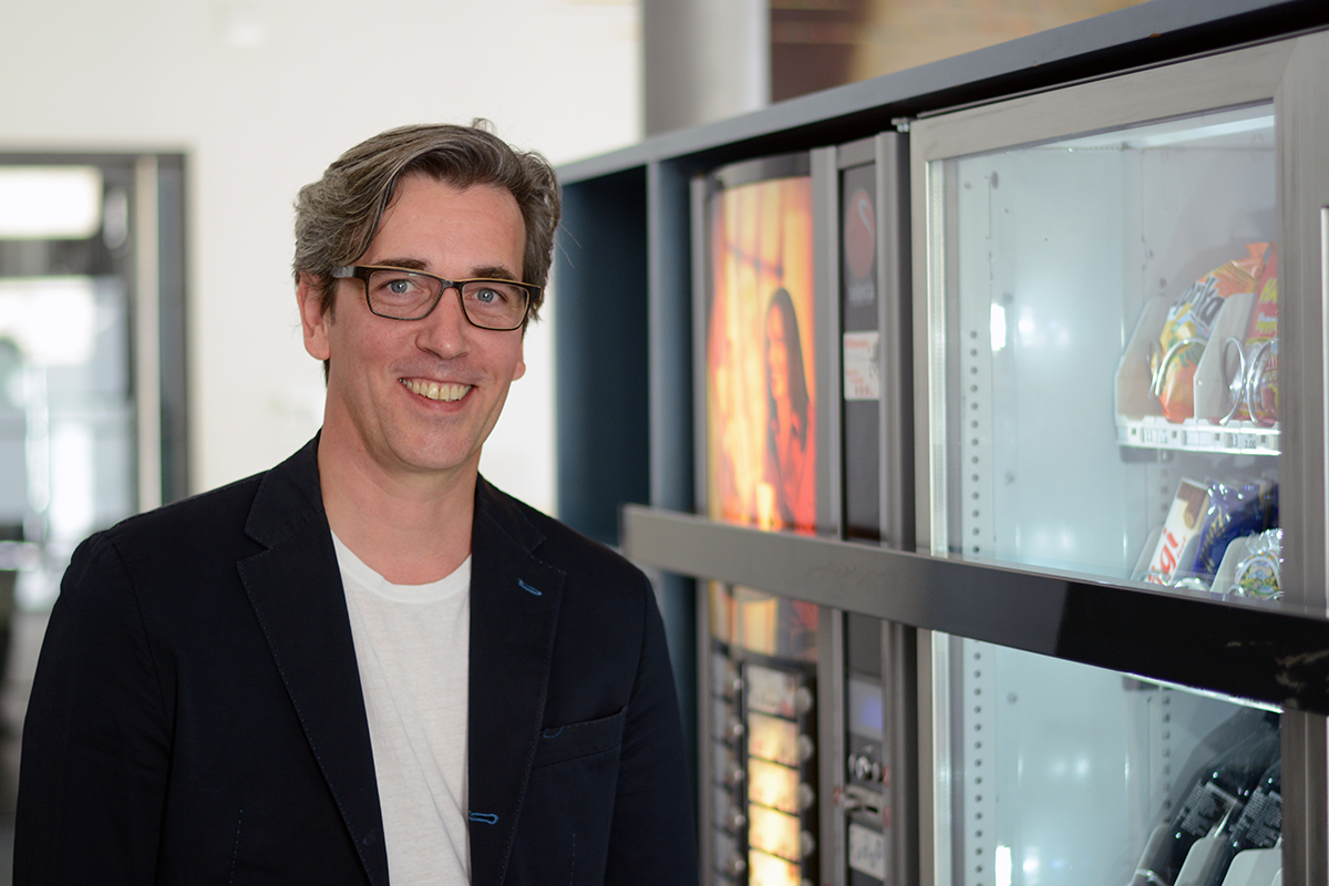 Bei seinen Untersuchungen zu Ernährungs-Entscheidungen hat Prof. Dr. Claude Messner auch Snack-Automaten zu Hilfe genommen. © Universität Bern