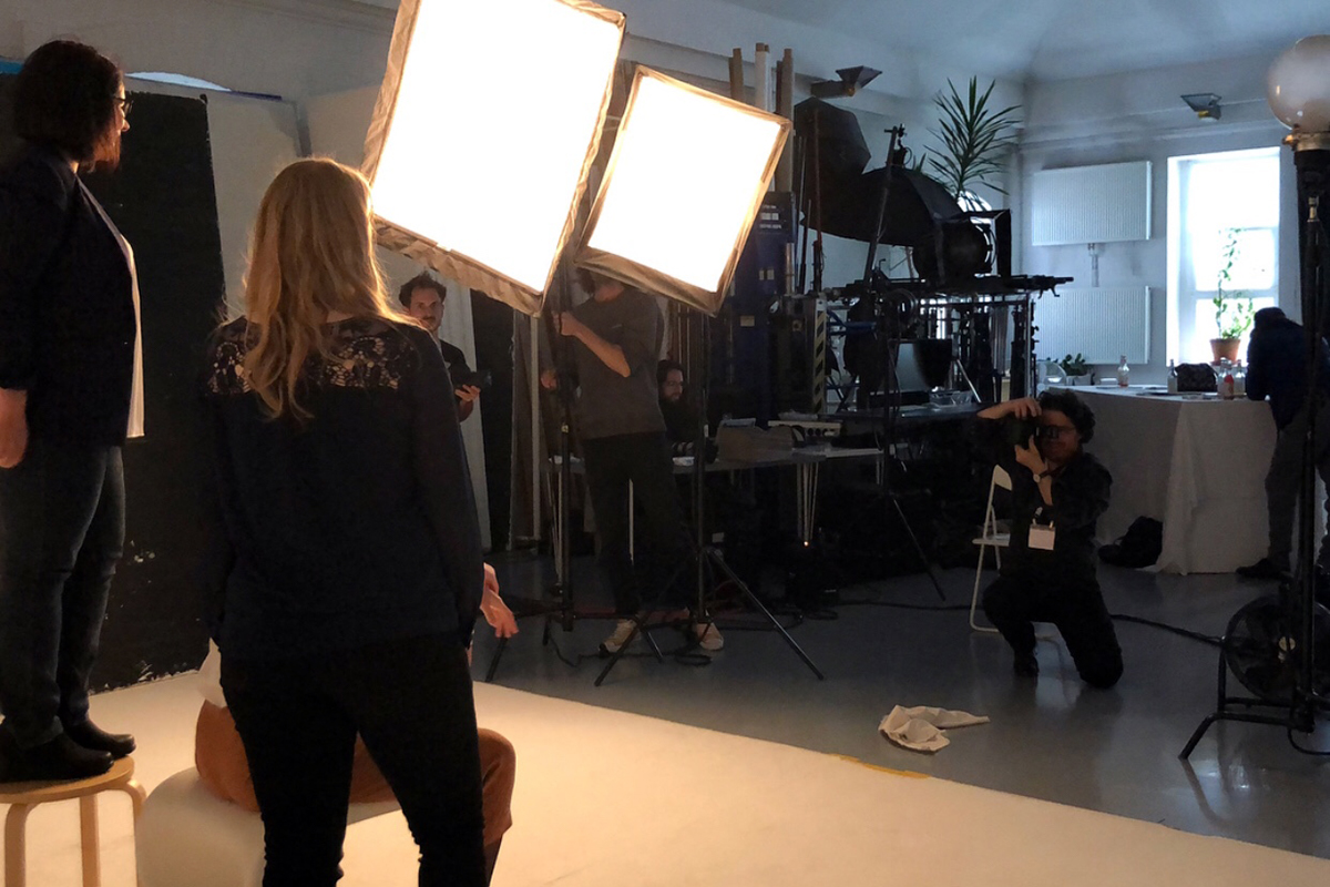 Fotoshooting der Wissenschaftskategorie. Zwei der drei in Wien anwesenden Nominierten (Jessica Lampe, stehend auf dem Boden, und Marietta Angeli, sitzend verdeckt) sind von der Universität Bern. © Valentin Berger für Forbes