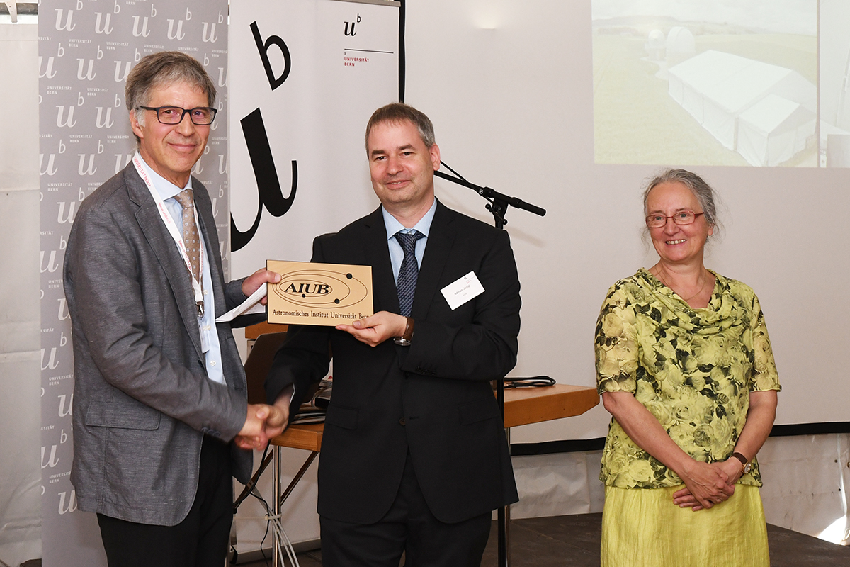 Symbolische Übergabe des Schlüssels für die neuen Kuppeln aus der Hand der Vizerektorin Qualität der Universität Bern, Prof. Dr. Silvia Schroer, an den Direktor des Astronomischen Instituts, Prof. Dr. Adrian Jäggi, der ihn feierlich an den Direktor des Observatoriums Zimmerwald, Prof. Dr. Thomas Schildknecht überreichte. Bild: zvg