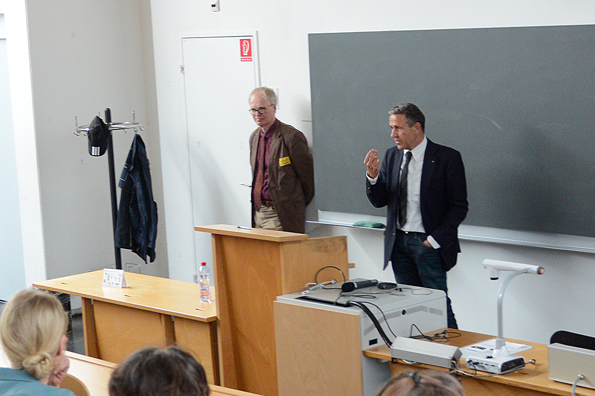Nach der Keynote Lecture beantwortete Markus Zürcher engagiert Fragen aus dem Publikum. © Universität Bern