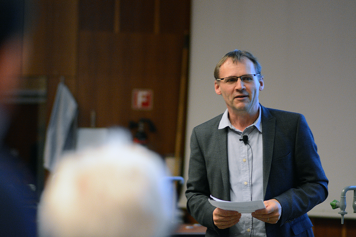 Oliver Mühlemann, Sekretär der BVB und Professor am Departement für Chemie und Biochemie der Universität Bern, stellte Sir Paul Nurse dem Publikum vor.