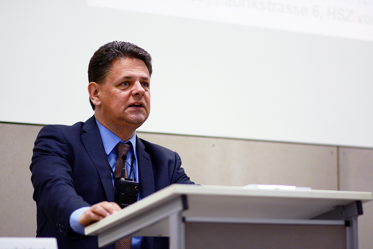 Adrian Vatter, Professor für Schweizer Politik, bei der Begrüssung und Vorstellung von Bernhard Pulver im Hochschulzentrum vonRoll. Alle Bilder: © Universität Bern