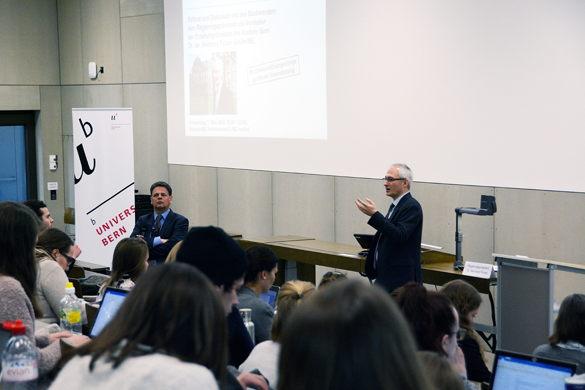 Die Fragen der Studierenden drehten sich um politische Themen, aber auch um die persönliche Zukunft von Bernhard Pulver.