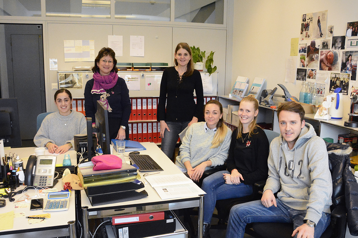 Daniela Egger-Mikic (zweite von links) kümmert sich mit ihrem Team von Hilfsassistierenden unter anderem um die Studienfachberatung in der Betriebswirtschaftslehre. Alle Bilder: Universität Bern