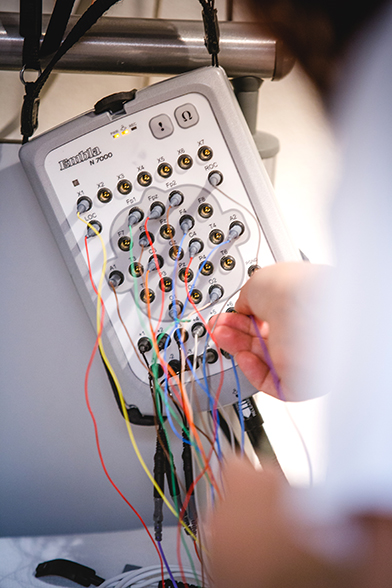 Mit sogenannten Polysomnographen (PSG) können im Labor mehrere unterschiedliche Körperfunktionen von schlafenden Personen gemessen werden. © Tanja Läser / Insel Gruppe AG.
