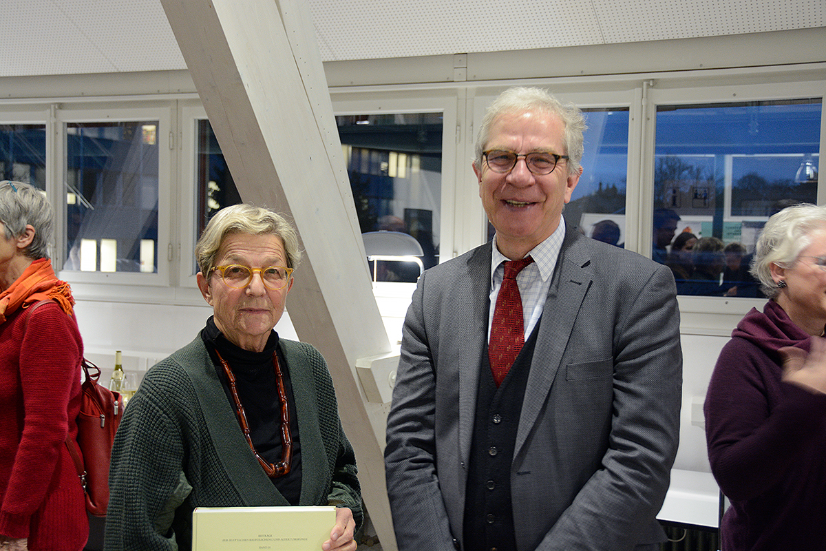 Stefanie Martin-Kilcher mit Stefan Rebenich, dem Dekan der Philosophisch-historischen Fakultät. © Universität Bern