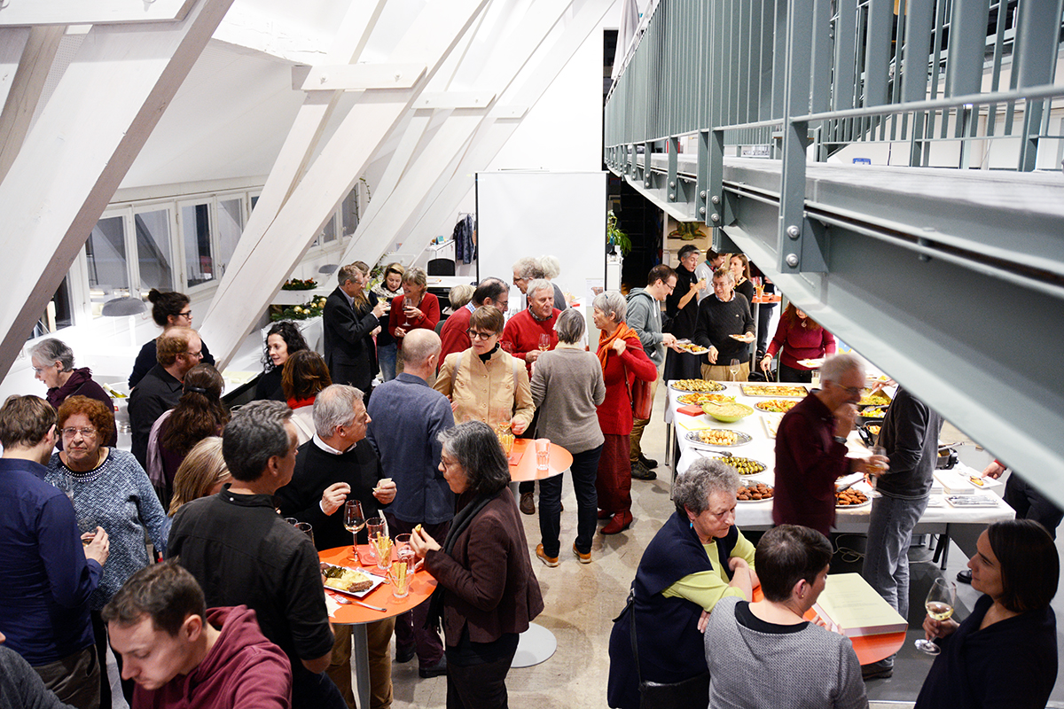 Im Anschluss an die Buchpräsentation waren die Gäste zum Apéro in der Bibliothek des Instituts für Archäologische Wissenschaften eingeladen. © Universität Bern
