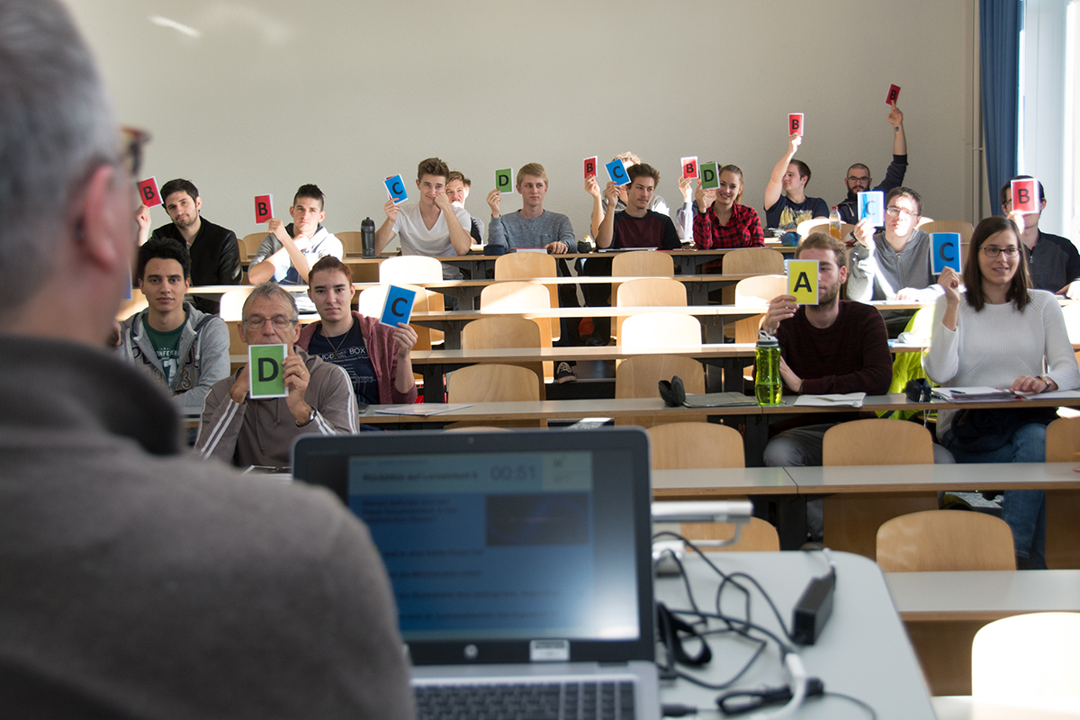 Die Lehre wird durch innovative Elemente attraktiver für die Studierenden – in einer Astronomievorlesung etwa wird Live-Voting genutzt. © Universität Bern