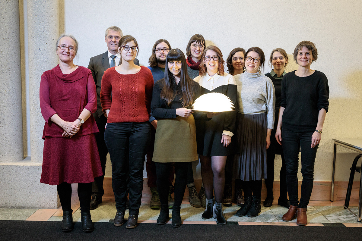 Vizerektorin Silvia Schroer und Rektor Christian Leumann mit den «Women in Philosophy Bern»