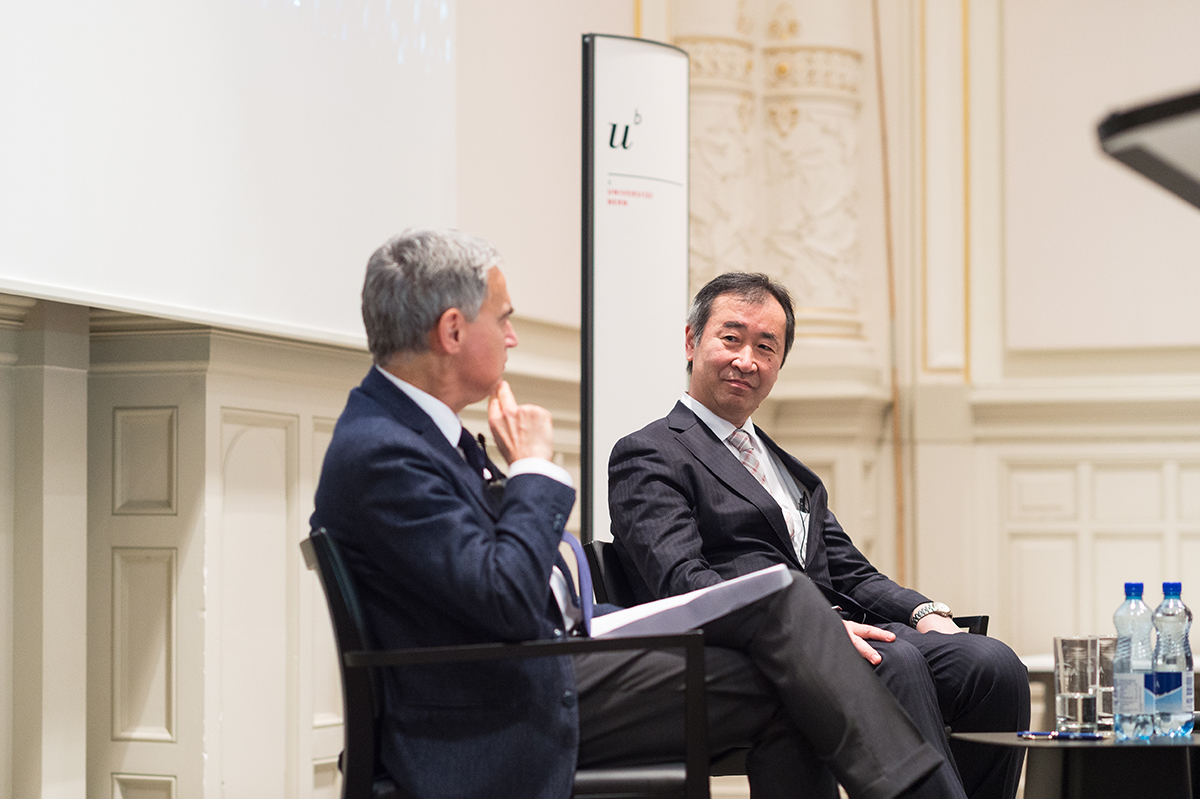 Antonio Ereditato, Direktor des Laboratoriums für Hochenergiephysik (LHEP) der Universität Bern, im Gespräch mit Takaaki Kajita