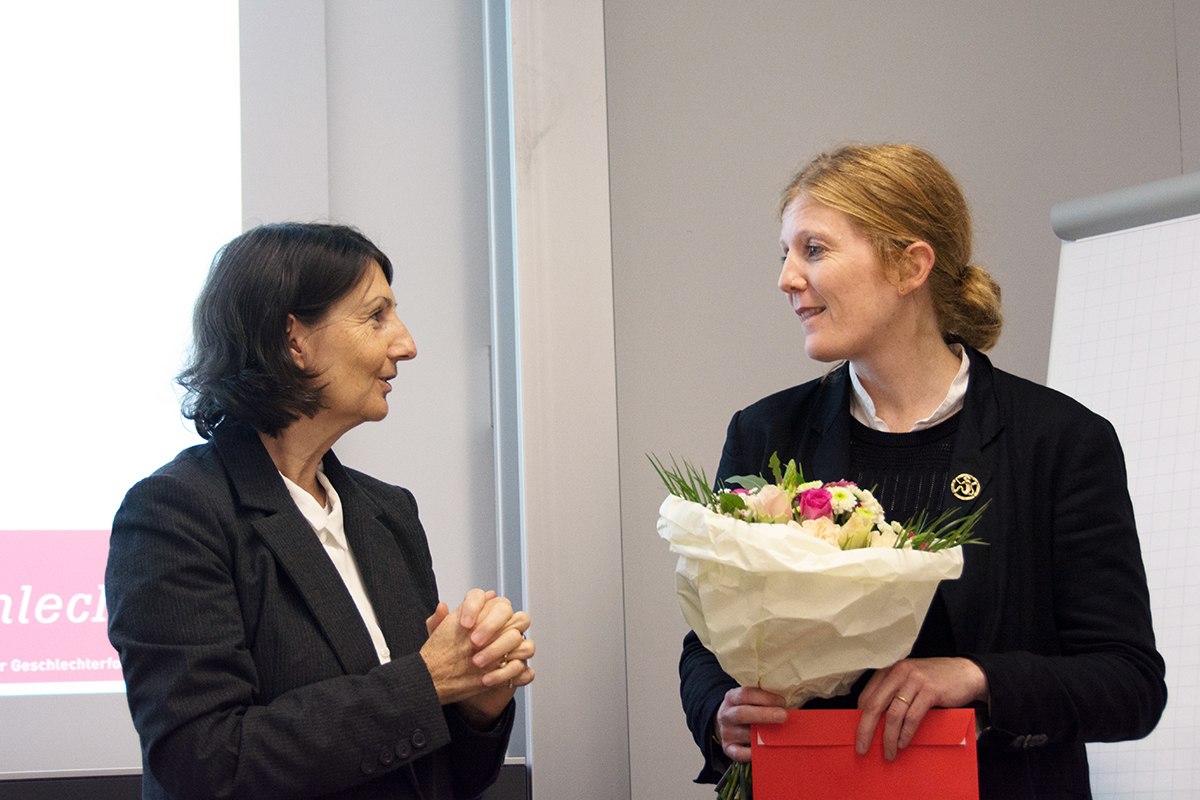 Fabienne Amlinger (rechts) mit Andrea Maihofer, Präsidentin der Schweizerischen Gesellschaft für Geschlechterforschung, während der Preisverleihung. Alle Bilder: © Universität Bern