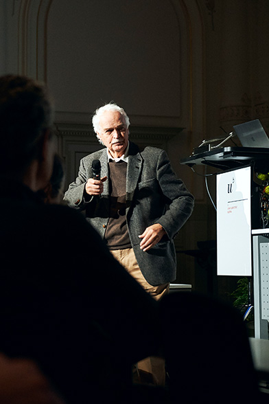 Hans-Rudolf Ott, Präsident der Albert Einstein-Gesellschaft begrüsste die zahlreich erschienenen Besucherinnen und Besucher. Alle Bilder: © Universität Bern, Bilder: Manu Friederich