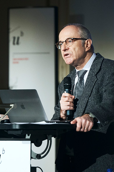 Markus Stepanians vom Institut für Philosophie der Universität Bern stellte den prominenten Philosophen vor.