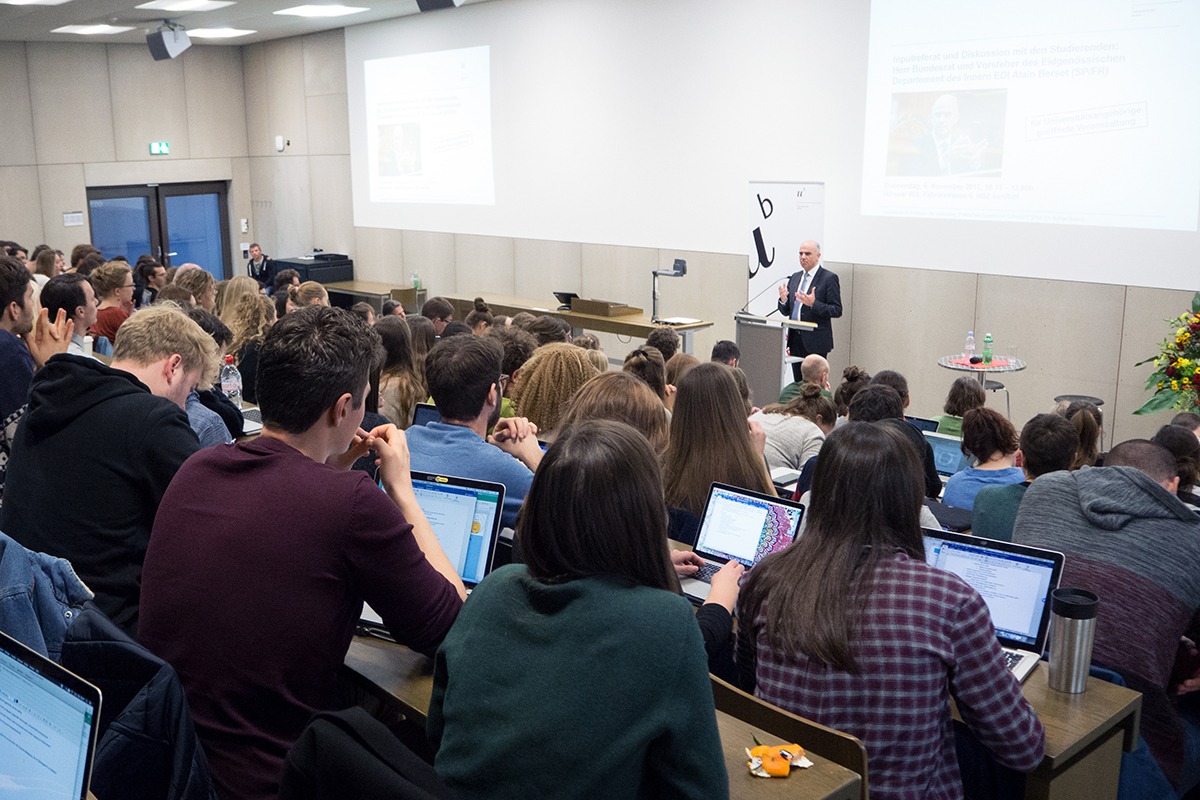 Grosses Publikum beim Besuch von Bundesrat Alain Berset im Hochschulzentrum vonRoll. Alle Bilder: © Universität Bern